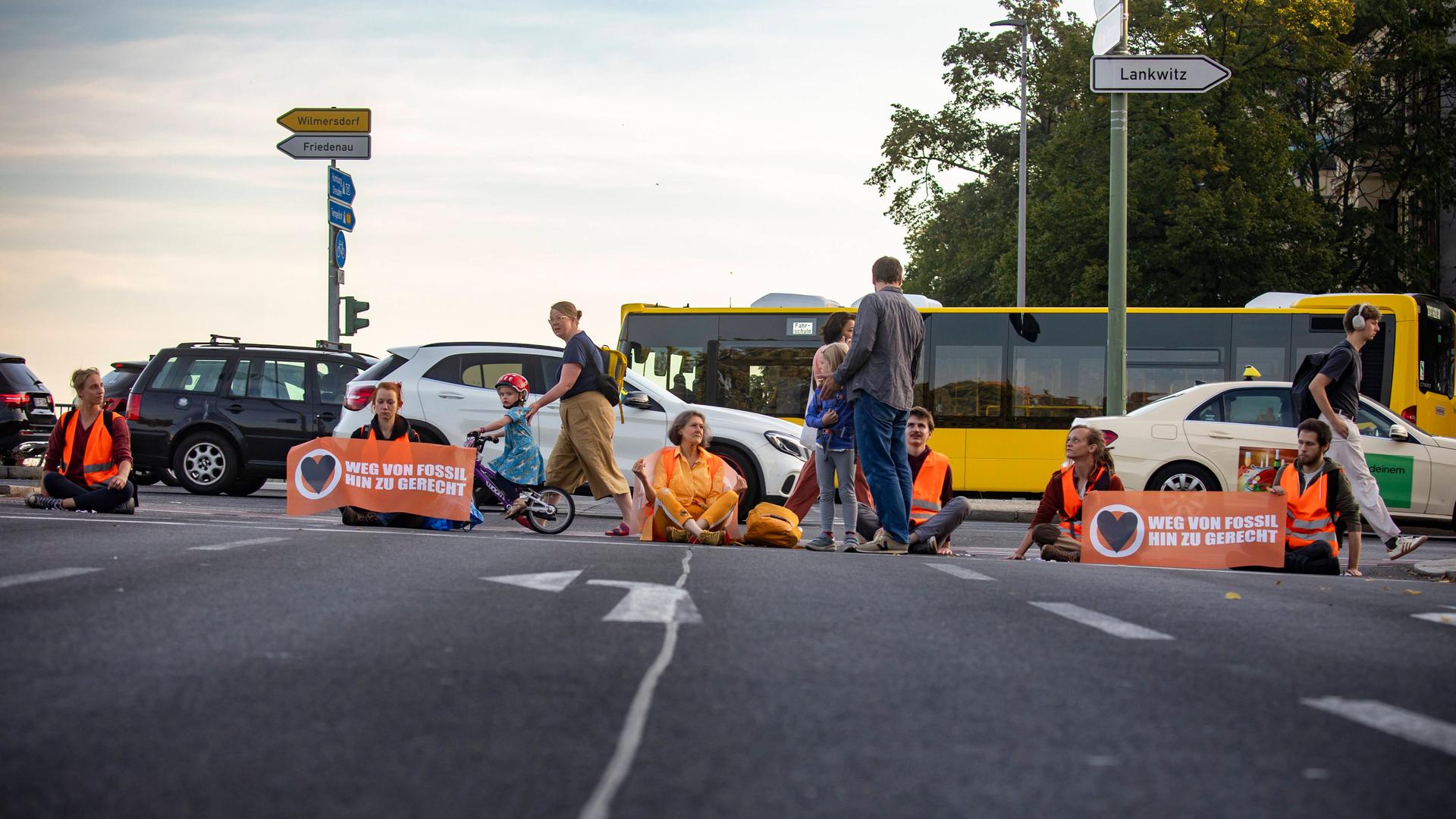 Eine Strassenblockade der "Letzten Generation" in Berlin. Die Aktivisten haben angekündigt, den Berlin-Marathon stören zu wollen (Archivbild vom 18.9.23).