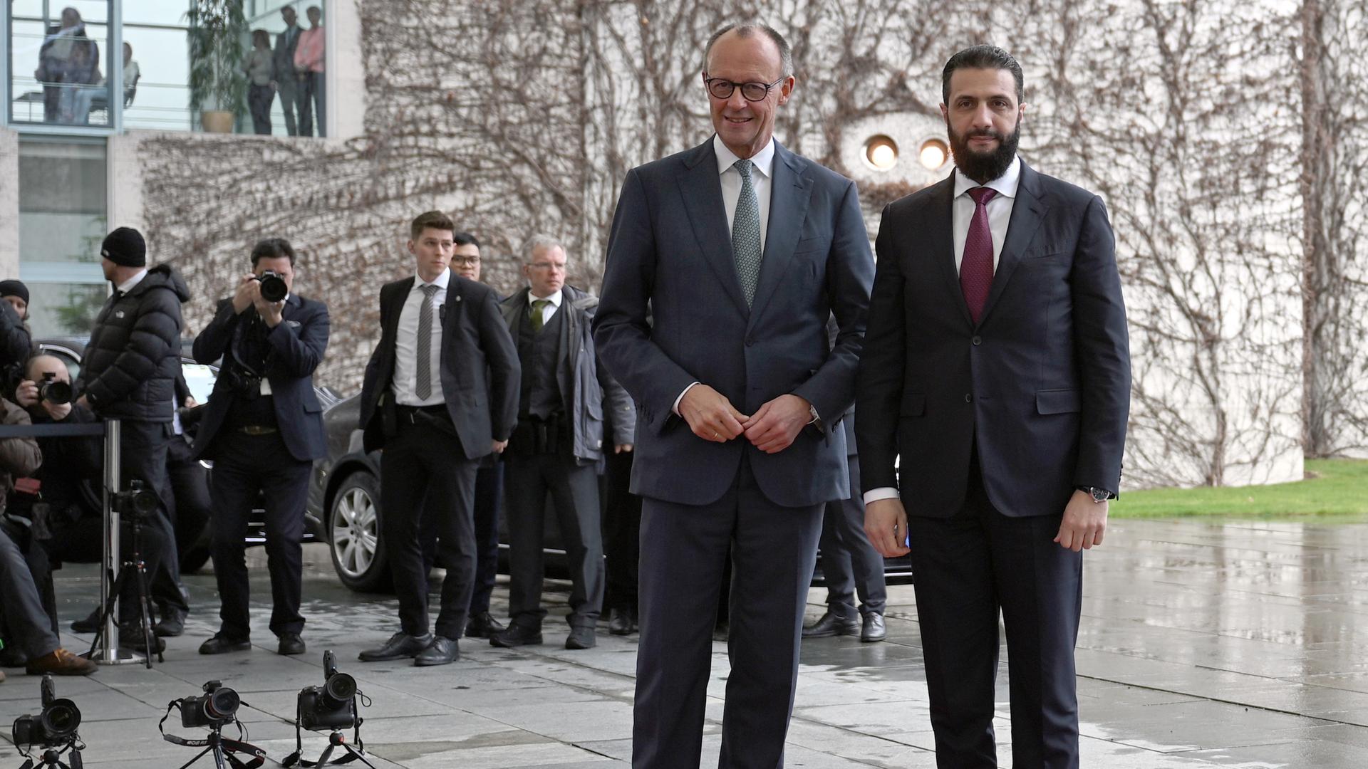 Bundeskanzler Friedrich Merz (CDU, l) empfängt im Bundeskanzleramt Ahmed al-Scharaa, Präsident der syrischen Übergangsregierung.