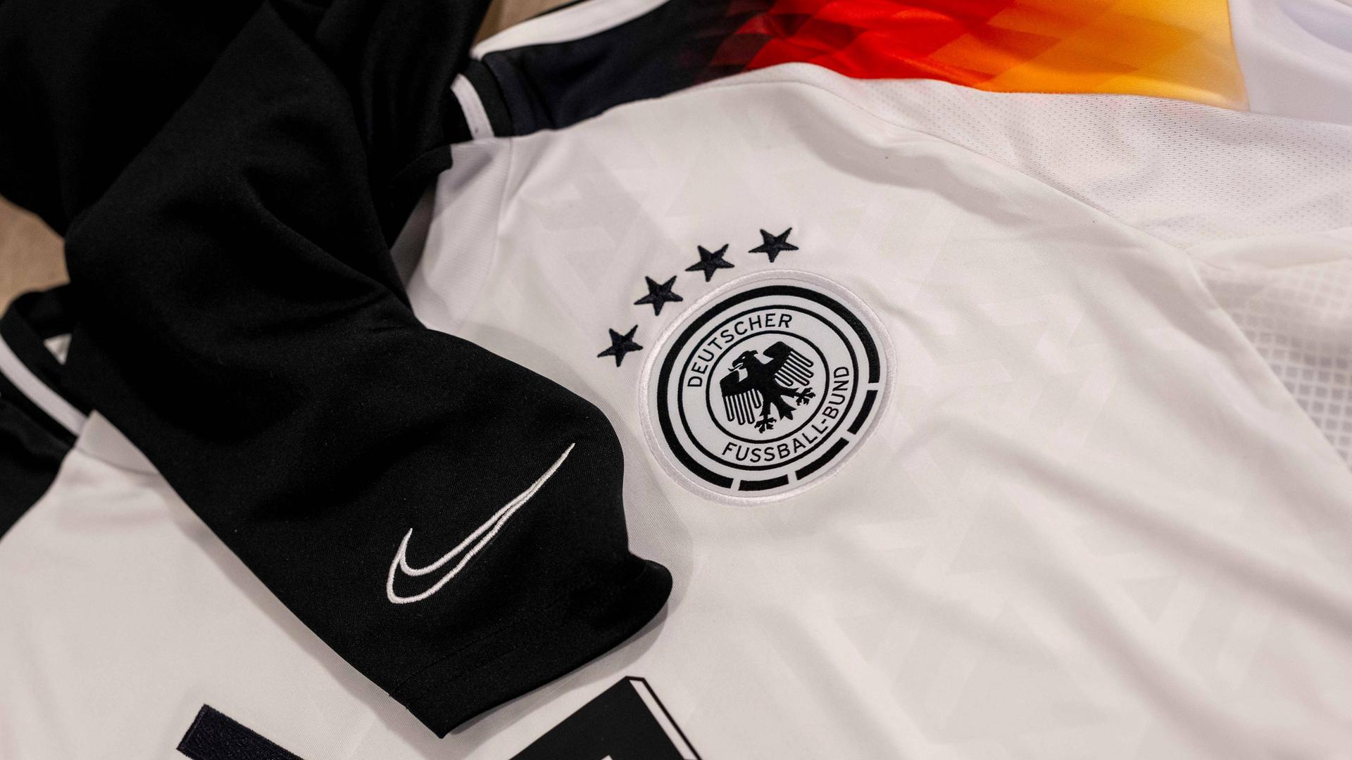 Ein Fußball-Trikot mit dem Nike-Logo und ein Fußball-Trikot mit dem Adidas-Logo liegen nebeneinander.