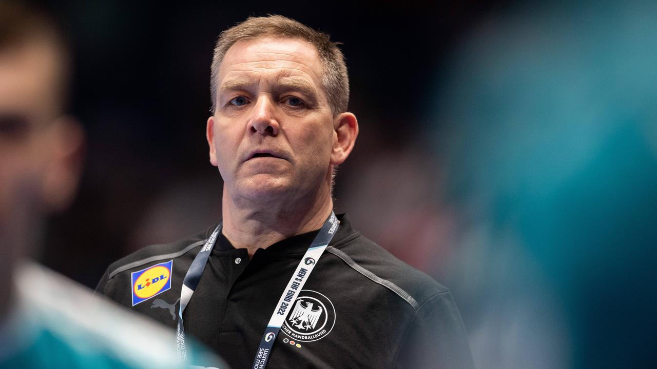 Handball-Bundestrainer Alfred Gislason am Spielfeld-Rand