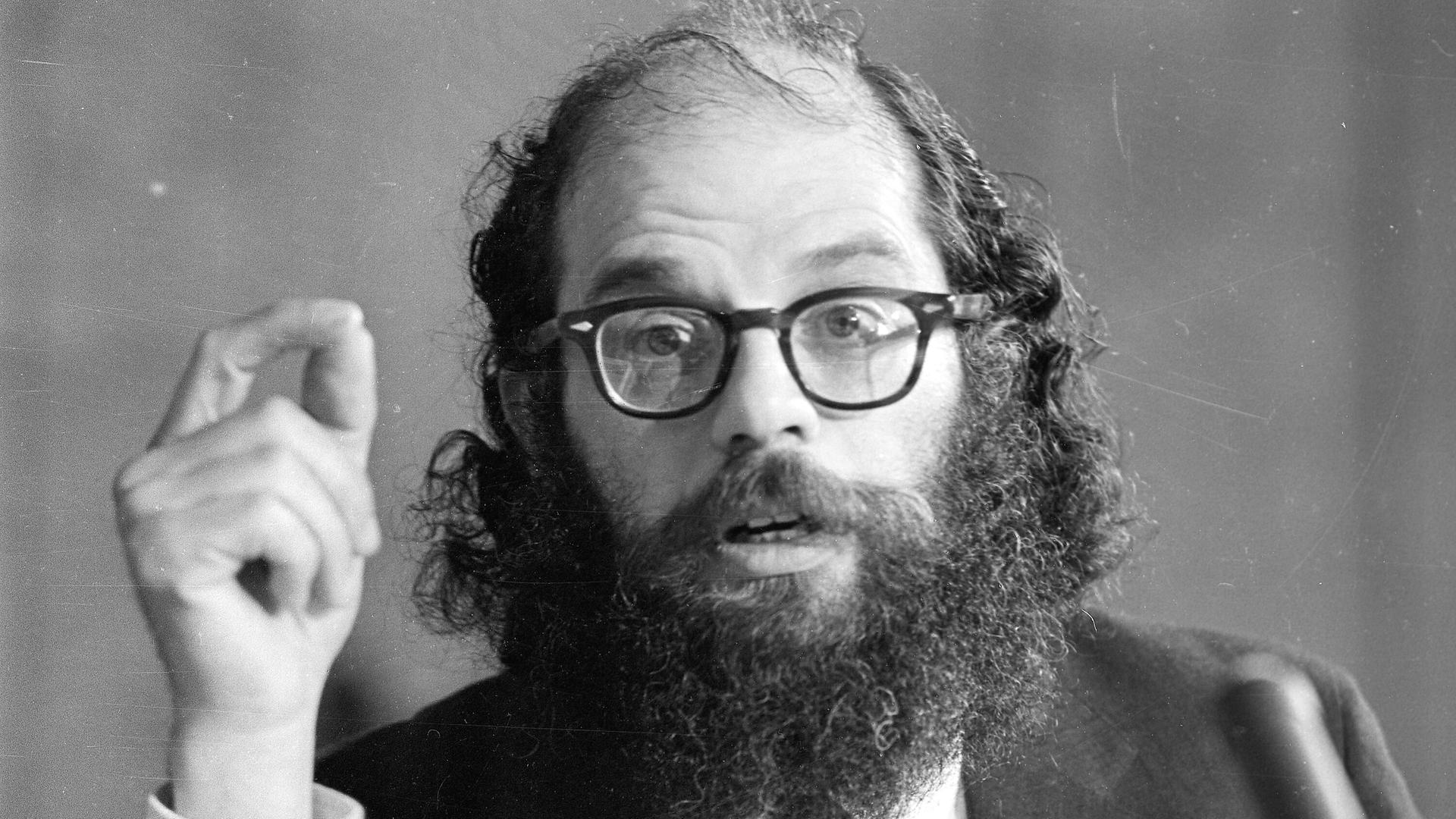 Schwarz-weiß-Aufnahme des Poeten Allen Ginsberg