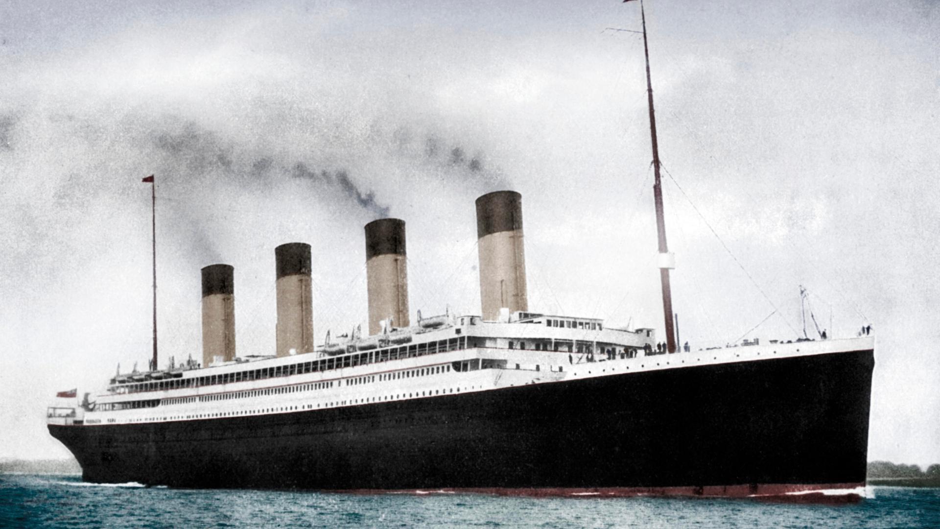 Ein historisches Foto der "Olympic" zeigt das 270 Meter lange Schiff mit rauchenden Schloten.