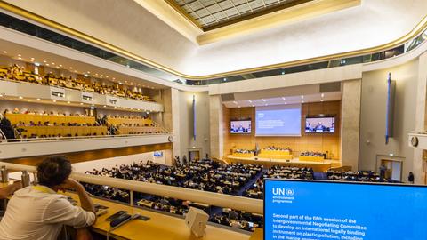 Blick in die Plenarsitzung des zweiten Teils der fünften Sitzung des zwischenstaatlichen Verhandlungsausschusses zur Plastikverschmutzung (INC-5.2) am europäischen Hauptsitz der Vereinten Nationen in Genf. 