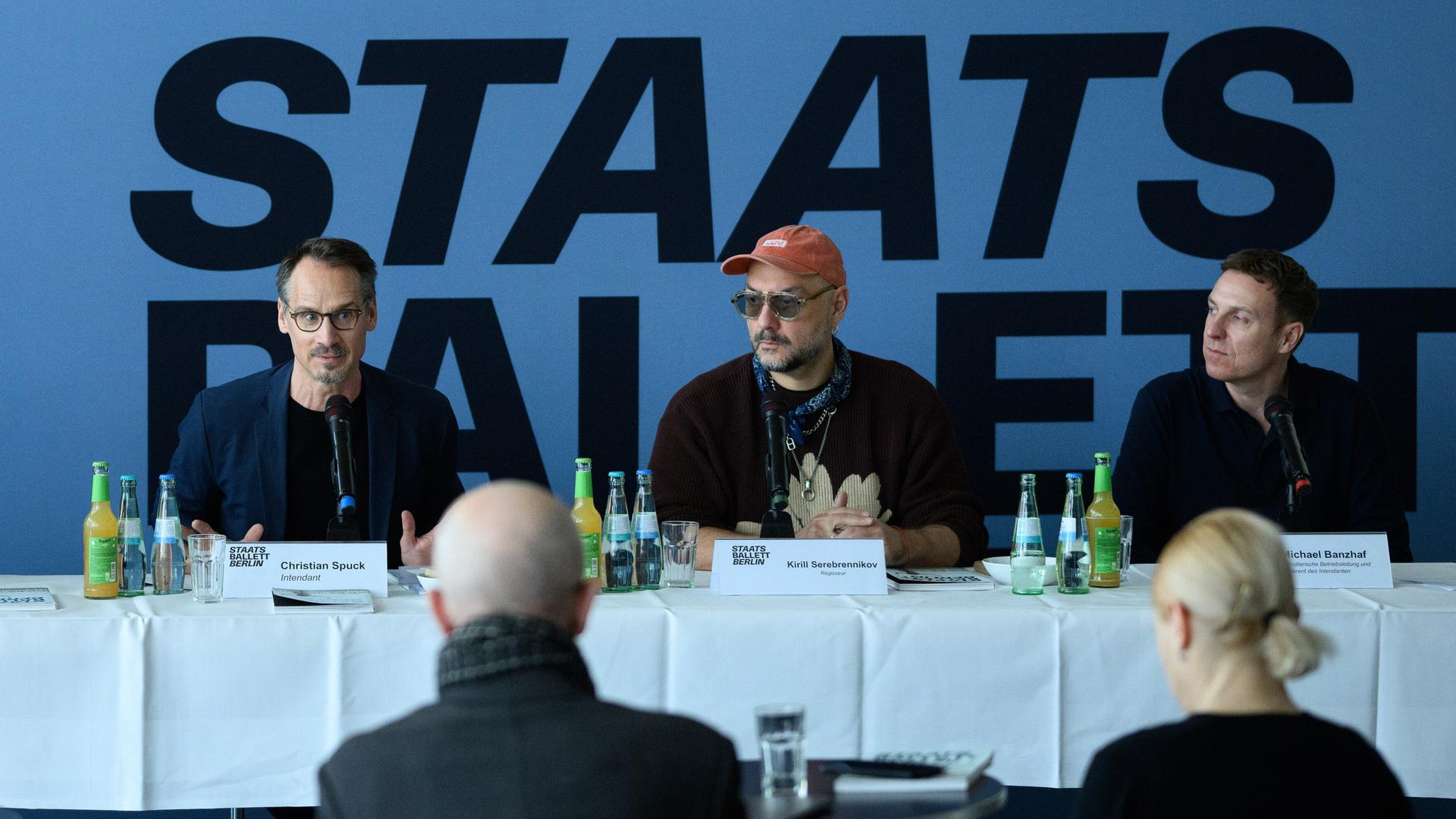 Christian Spuck (links), Intendant des Staatsballetts Berlin, sitzt zusammen mit Kirill Serebrennikow (Mitte) auf einer Pressekonferenz in der Deutschen Oper, dahinter der Schriftzug Staatsballett Berlin Christian Spuck (links), Intendant des Staatsballetts Berlin, sitzt zusammen mit Kirill Serebrennikow (Mitte) auf einer Pressekonferenz in der Deutschen Oper, dahinter der Schriftzug Staatsballett Berlin