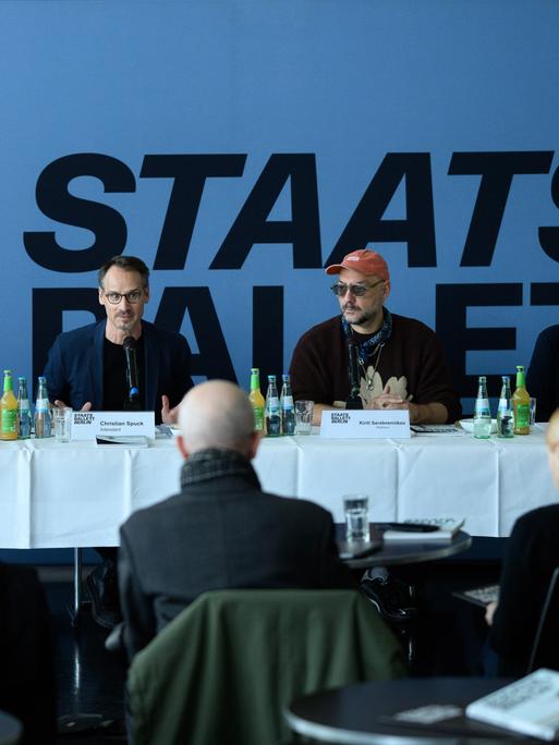 Christian Spuck (links), Intendant des Staatsballetts Berlin, sitzt zusammen mit Kirill Serebrennikow (Mitte) auf einer Pressekonferenz in der Deutschen Oper, dahinter der Schriftzug Staatsballett Berlin Christian Spuck (links), Intendant des Staatsballetts Berlin, sitzt zusammen mit Kirill Serebrennikow (Mitte) auf einer Pressekonferenz in der Deutschen Oper, dahinter der Schriftzug Staatsballett Berlin