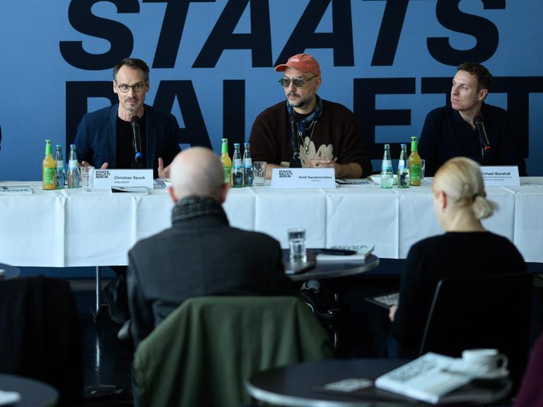 Christian Spuck (links), Intendant des Staatsballetts Berlin, sitzt zusammen mit Kirill Serebrennikow (Mitte) auf einer Pressekonferenz in der Deutschen Oper, dahinter der Schriftzug Staatsballett Berlin Christian Spuck (links), Intendant des Staatsballetts Berlin, sitzt zusammen mit Kirill Serebrennikow (Mitte) auf einer Pressekonferenz in der Deutschen Oper, dahinter der Schriftzug Staatsballett Berlin