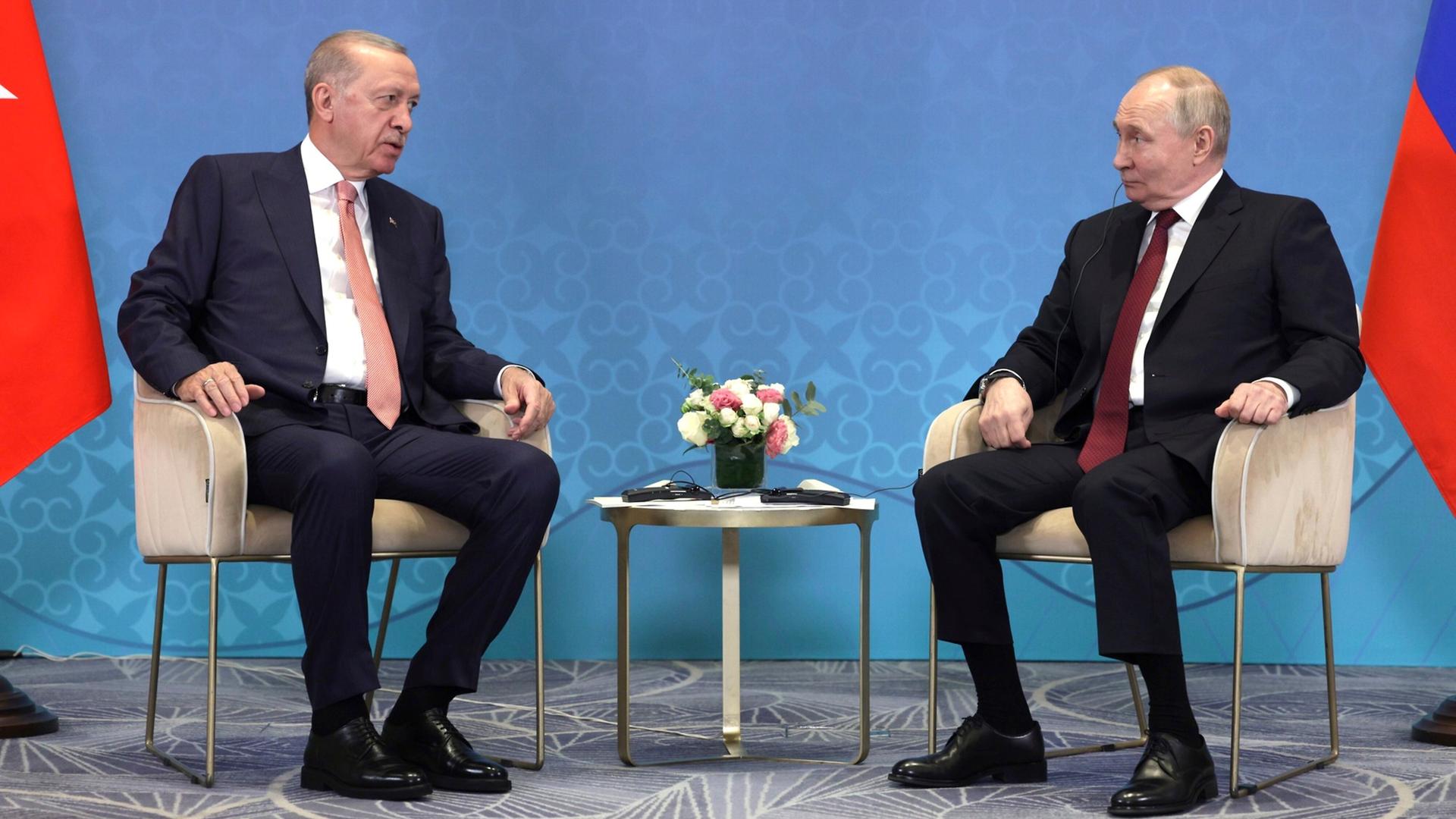 Der russische Präsident Wladimir Putin ist am 3. Juli bei Treffen in Astana in Kasachstan im Gespräch mit dem türkischen Präsidenten Recep Tayyip Erdogan Der russische Präsident Wladimir Putin ist am 3. Juli bei Treffen in Astana in Kasachstan im Gespräch mit dem türkischen Präsidenten Recep Tayyip Erdogan