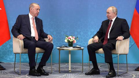 Der russische Präsident Wladimir Putin ist am 3. Juli bei Treffen in Astana in Kasachstan im Gespräch mit dem türkischen Präsidenten Recep Tayyip Erdogan