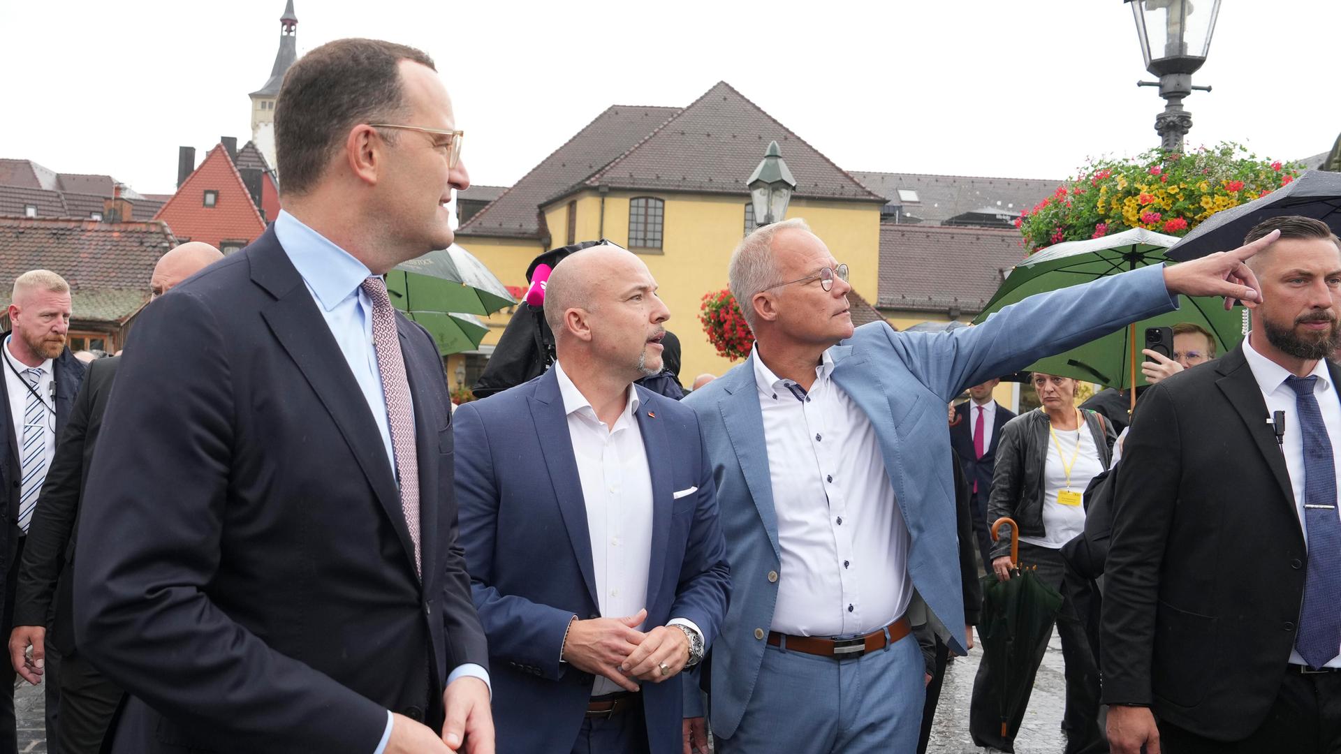 Gastgeber Alexander Hoffmann (CSU) zeigt Jens Spahn (CDU) und Matthias Miersch (SPD) die Umgebung beim Spaziergang über die alte Mainbrücke vor dem Beginn der Fraktionsklausur in Würzburg. Gastgeber Alexander Hoffmann (CSU) zeigt Jens Spahn (CDU) und Matthias Miersch (SPD) die Umgebung beim Spaziergang über die alte Mainbrücke vor dem Beginn der Fraktionsklausur in Würzburg.