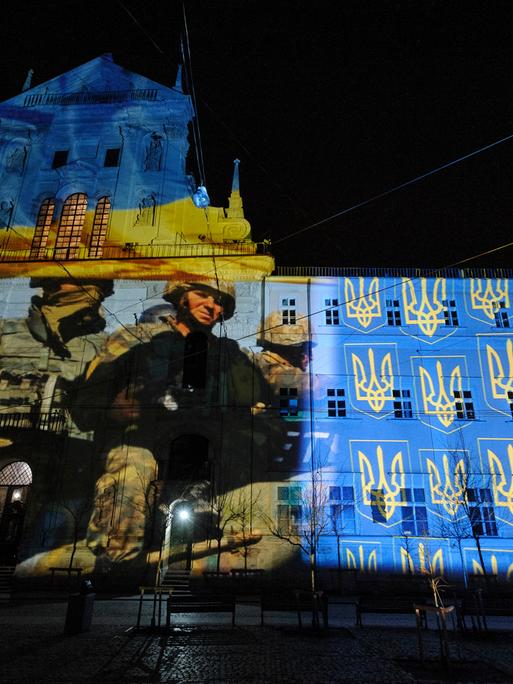 Die Garnisonkirche St.Peter und Paul in Lwiw (Lemberg) wird bei der Aktion ''Commemoration. Light for hope'' des Schweizer Künstlers Gerry Hofstetter angestrahlt. Er erinnert damit an den Angriff Russlands auf die Ukraine am 24. Februar 2022,