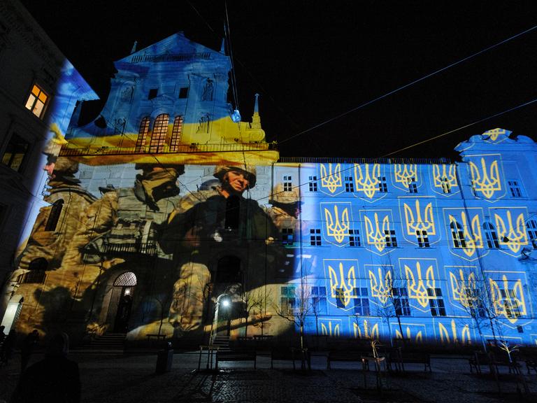 Die Garnisonkirche St.Peter und Paul in Lwiw (Lemberg) wird bei der Aktion ''Commemoration. Light for hope'' des Schweizer Künstlers Gerry Hofstetter angestrahlt. Er erinnert damit an den Angriff Russlands auf die Ukraine am 24. Februar 2022,