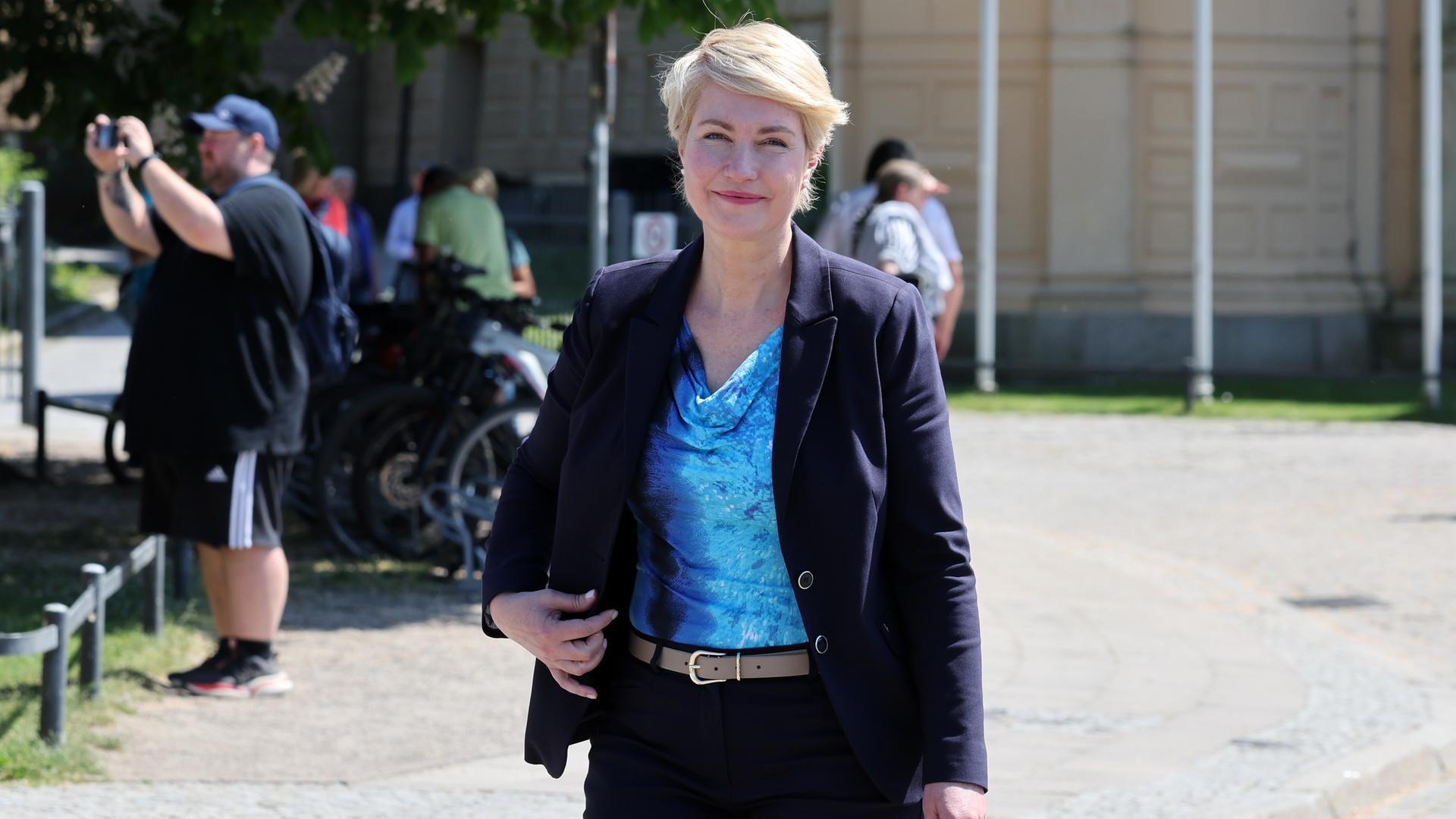 Manuela Schwesig (SPD), Ministerpräsidentin des Landes Mecklenburg-Vorpommern, geht nach der Landespressekonferenz vom Schweriner Schloss zur Staatskanzlei. Schwesig feiert am 23. Mai 2024 ihren 50. Geburtstag.