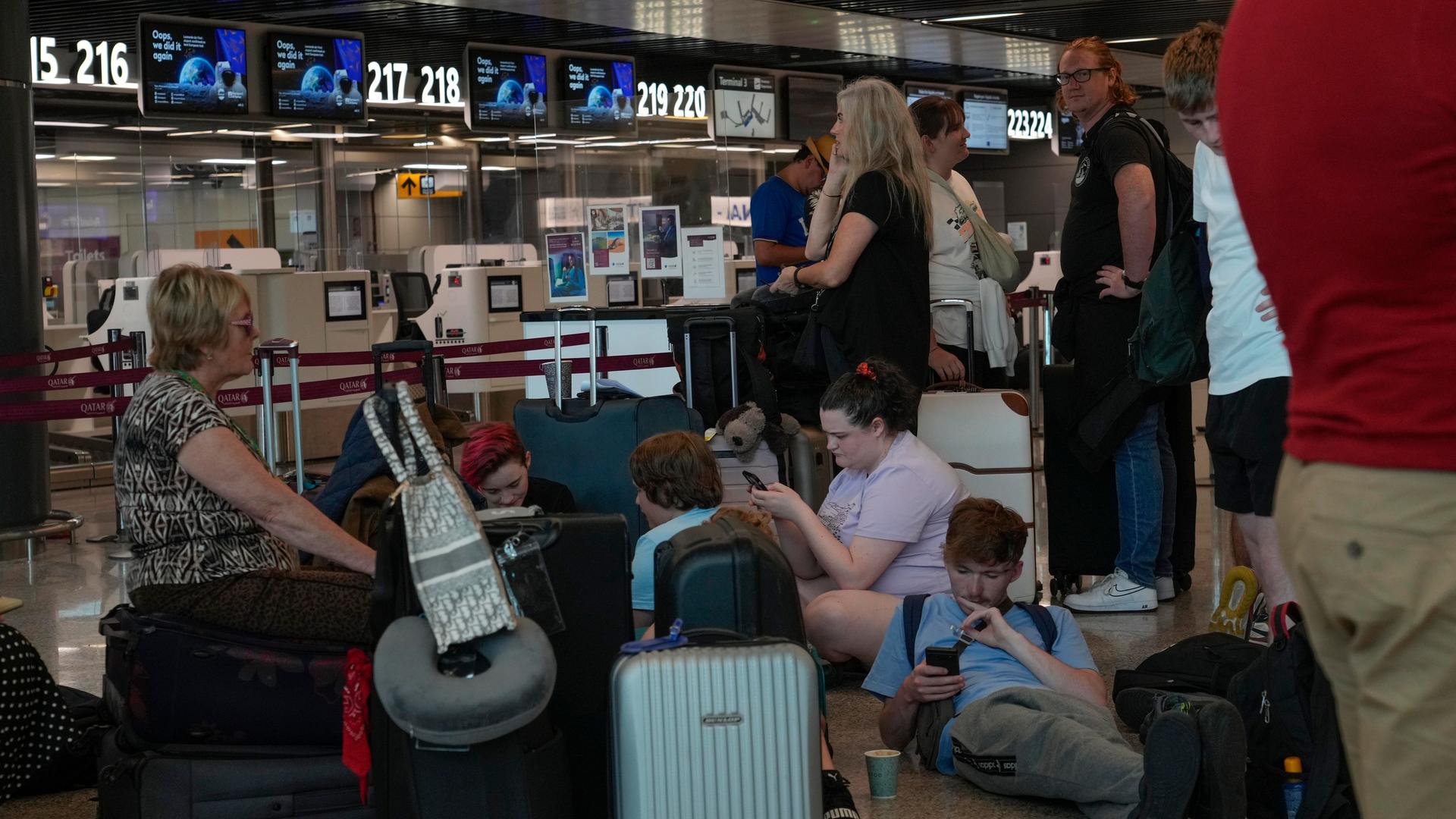1Passagiere warten auf die Abfertigung ihrer Flüge während eines landesweiten Streiks auf dem internationalen Flughafen Rom Fiumicino. Das Bodenpersonal, unter anderem zuständig für Abfertigungs- und Check-In-Dienste, streikt von 10 bis 18 Uhr. 1Passagiere warten auf die Abfertigung ihrer Flüge während eines landesweiten Streiks auf dem internationalen Flughafen Rom Fiumicino. Das Bodenpersonal, unter anderem zuständig für Abfertigungs- und Check-In-Dienste, streikt von 10 bis 18 Uhr.