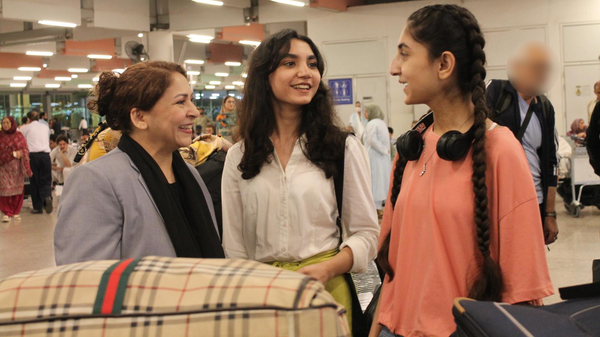 Eine afghanische Familie mit einer Aufnahmezusage für Deutschland steht am Flughafen in Islamabad. Eine afghanische Familie mit einer Aufnahmezusage für Deutschland steht am Flughafen in Islamabad.