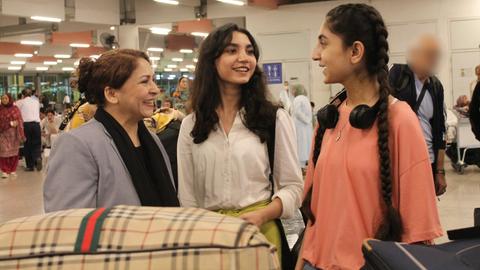 Eine afghanische Familie mit einer Aufnahmezusage für Deutschland steht am Flughafen in Islamabad.