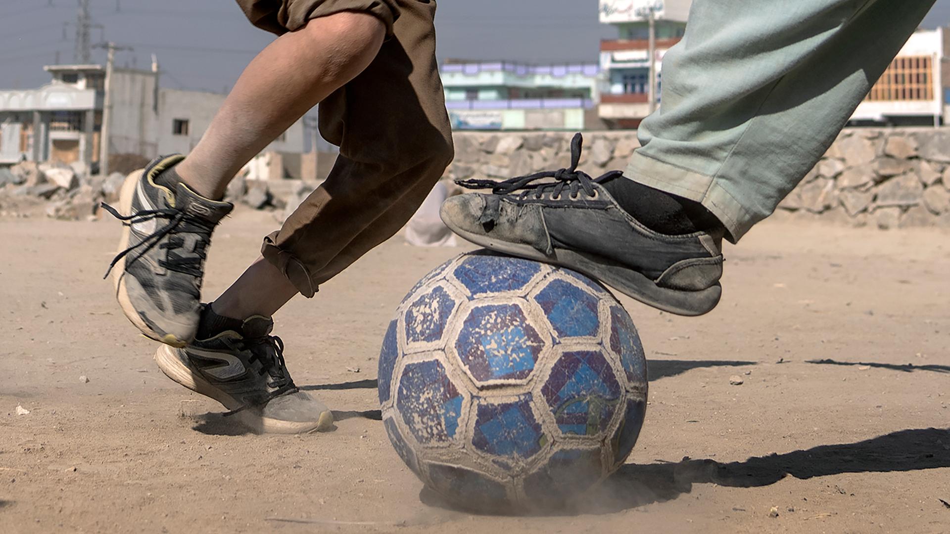 Afghanische Kinder spielen Fußball bei Kabul
