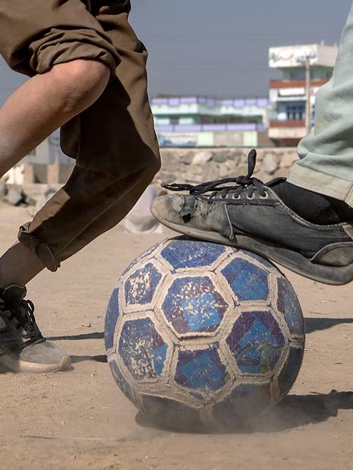 Afghanische Kinder spielen Fußball bei Kabul