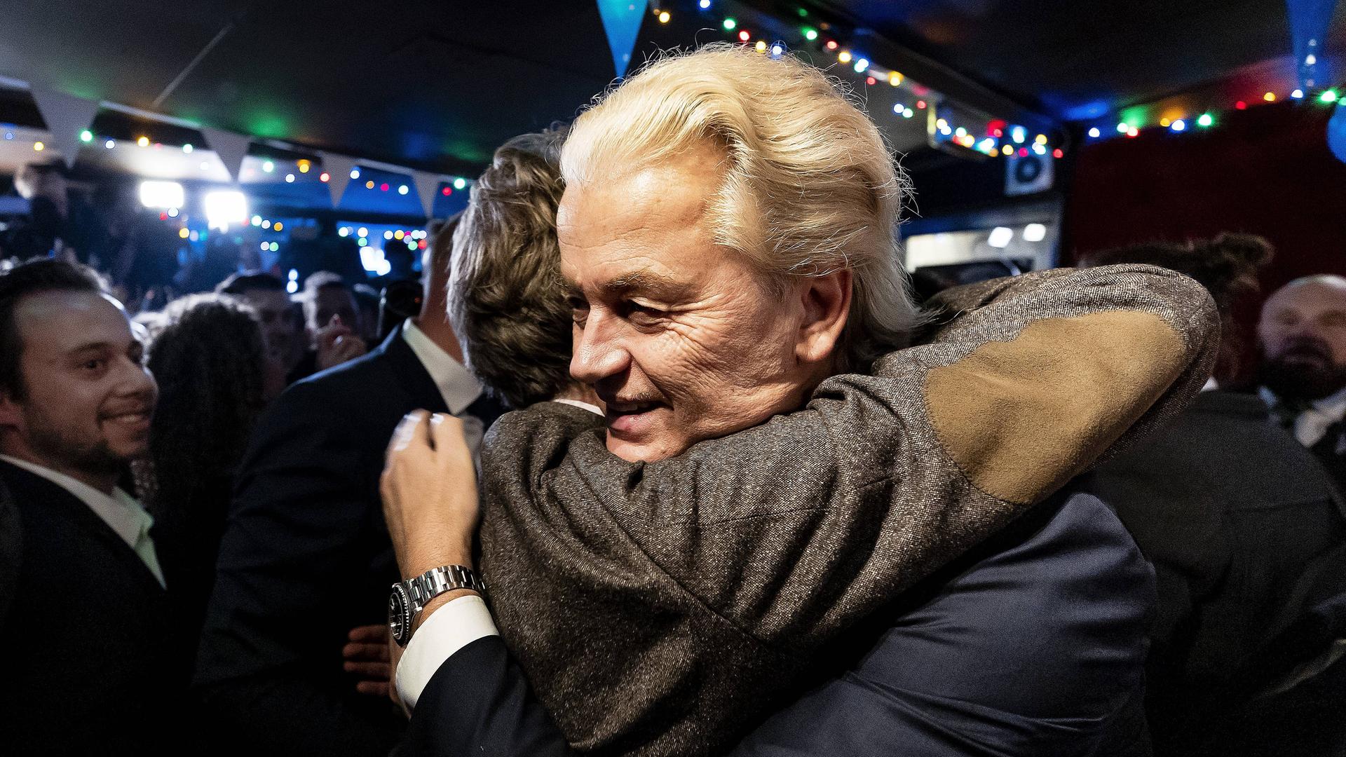 Der niederländische Rechtspopulist Geert Wilders wird nach Bekanntgabe seines Wahlerfolgs umarmt.