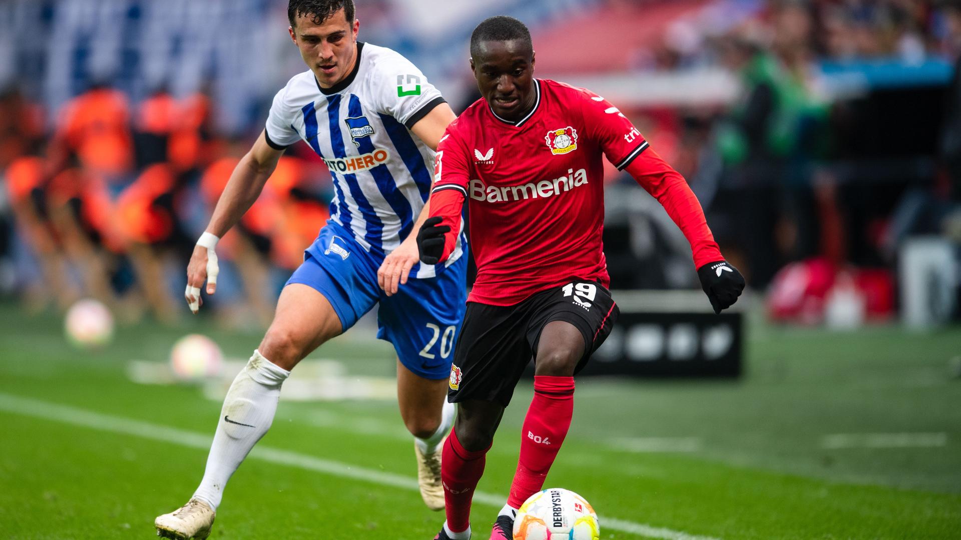 Diaby im roten Trikot hat am Spielfeldrand den Ball; Kempf verfolgt ihn. Diaby im roten Trikot hat am Spielfeldrand den Ball; Kempf verfolgt ihn.