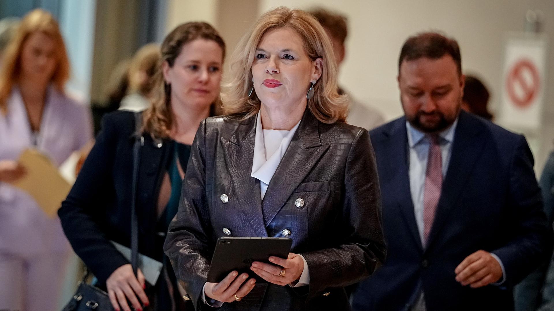 Das Bild zeigt Bundestagspräsidentin, die im Foyer des Bundestags zu Pressevertretern spricht. 