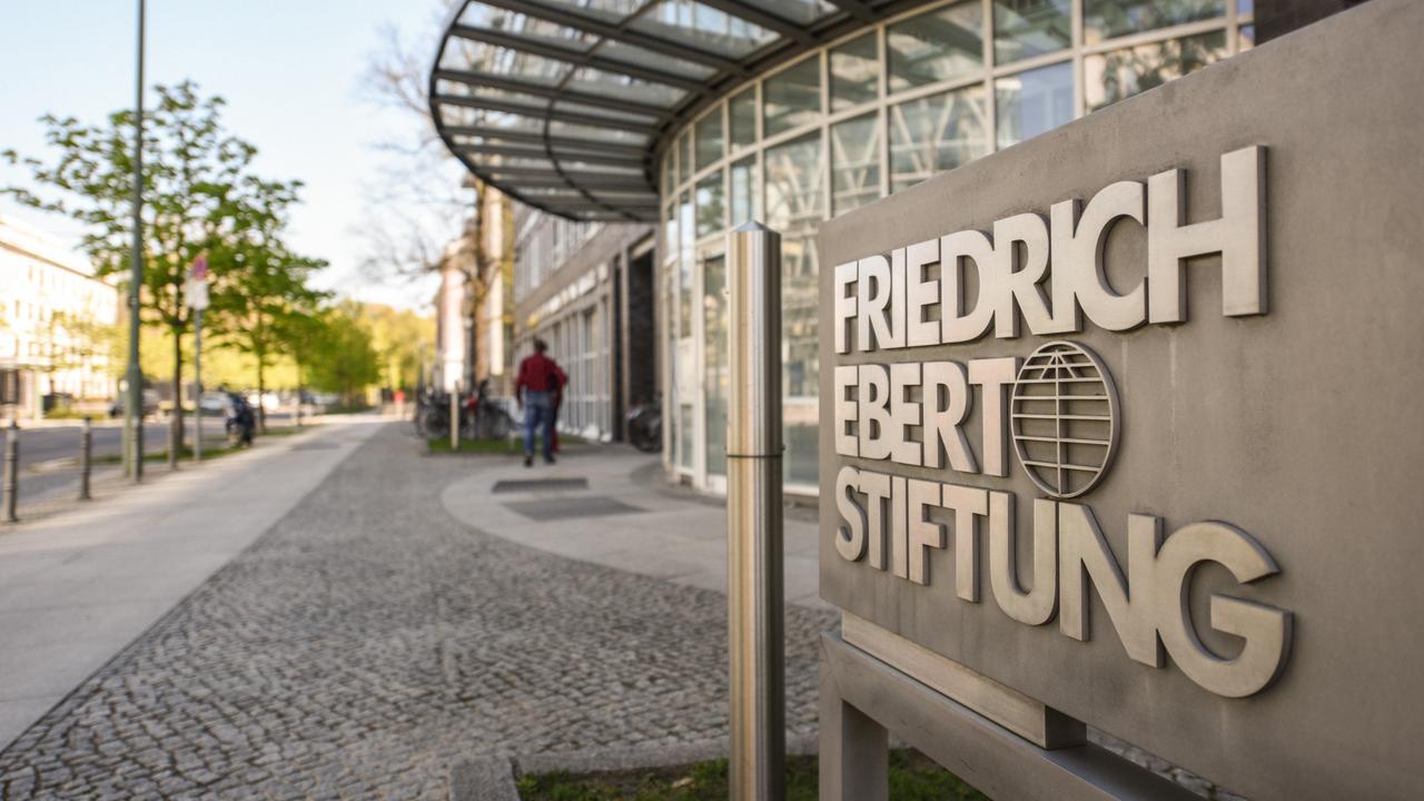 Briefkasten und Schriftzug der Friedrich-Ebert-Stiftung mit Logo am Eingang des Gebäudes in Berlin