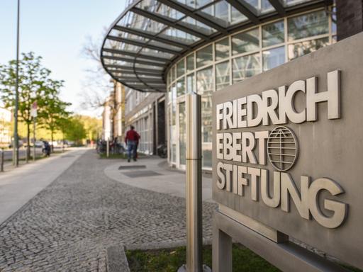 Briefkasten und Schriftzug der Friedrich-Ebert-Stiftung mit Logo am Eingang des Gebäudes in Berlin