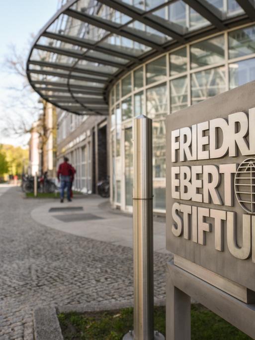 Briefkasten und Schriftzug der Friedrich-Ebert-Stiftung mit Logo am Eingang des Gebäudes in Berlin