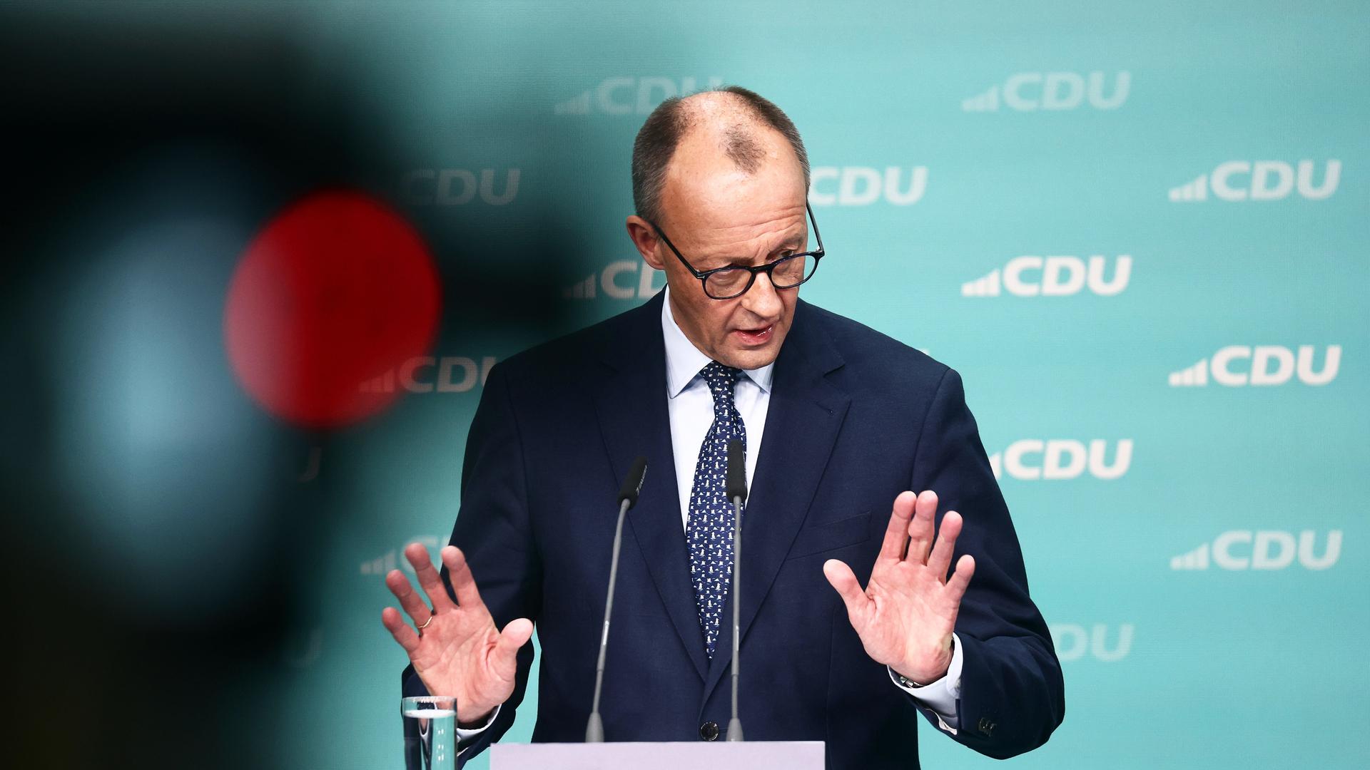 Friedrich Merz, CDU-Bundesvorsitzender und CDU/CSU-Fraktionsvorsitzender im Bundestag, spricht während einer Pressekonferenz nach der Sitzung des CDU-Vorstands.