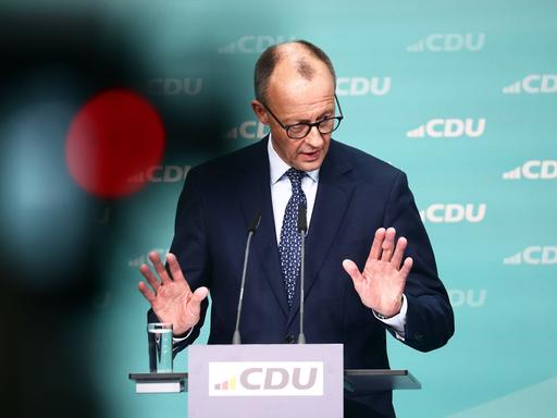 Friedrich Merz, CDU-Bundesvorsitzender und CDU/CSU-Fraktionsvorsitzender im Bundestag, spricht während einer Pressekonferenz nach der Sitzung des CDU-Vorstands.