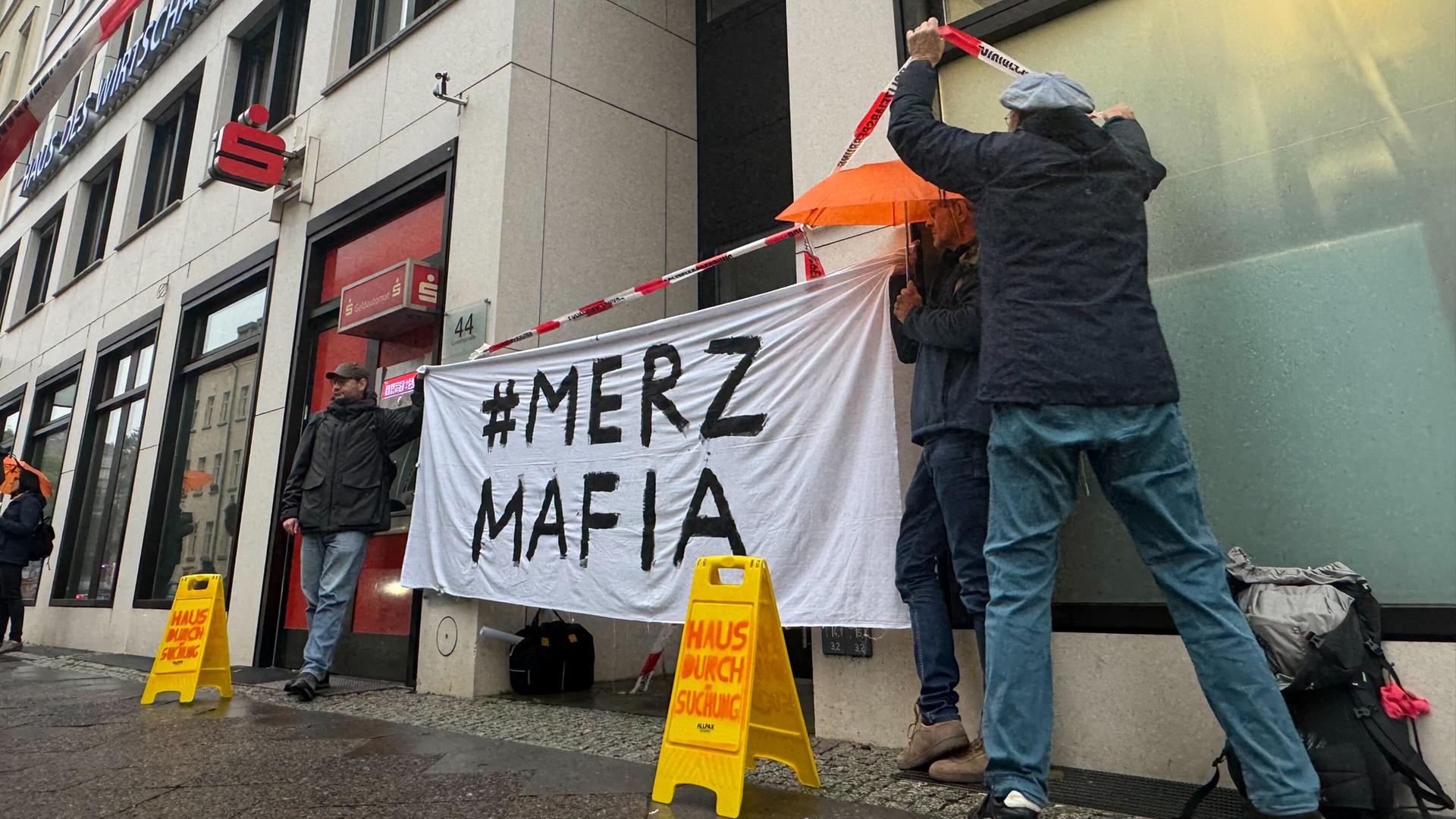 Ein Plakat mit der Aufschrift "Merz Mafia" ist vor dem Eingang zum "Haus des Wirtschaftsrats", einem CDU-nahen Verband in Berlin zu sehen. Ein Plakat mit der Aufschrift "Merz Mafia" ist vor dem Eingang zum "Haus des Wirtschaftsrats", einem CDU-nahen Verband in Berlin zu sehen.