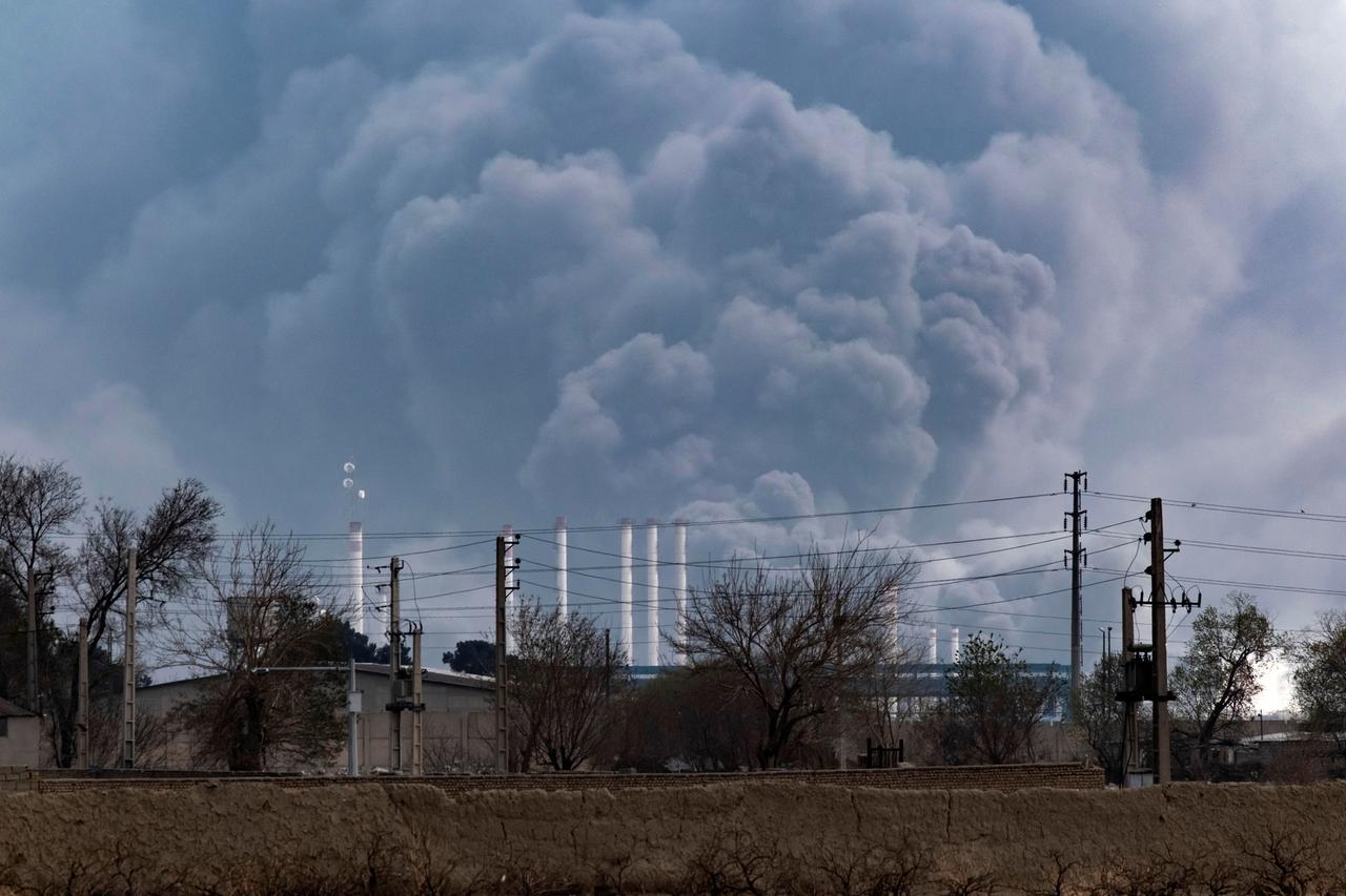 Dunkler Rauch steigt aus einem Öllager im Westen Teherans auf. Dunkler Rauch steigt aus einem Öllager im Westen Teherans auf.