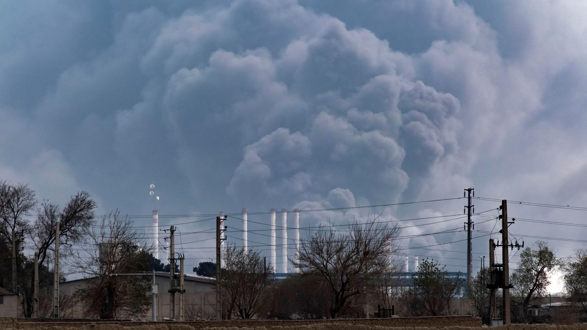 Dunkler Rauch steigt aus einem Öllager im Westen Teherans auf.