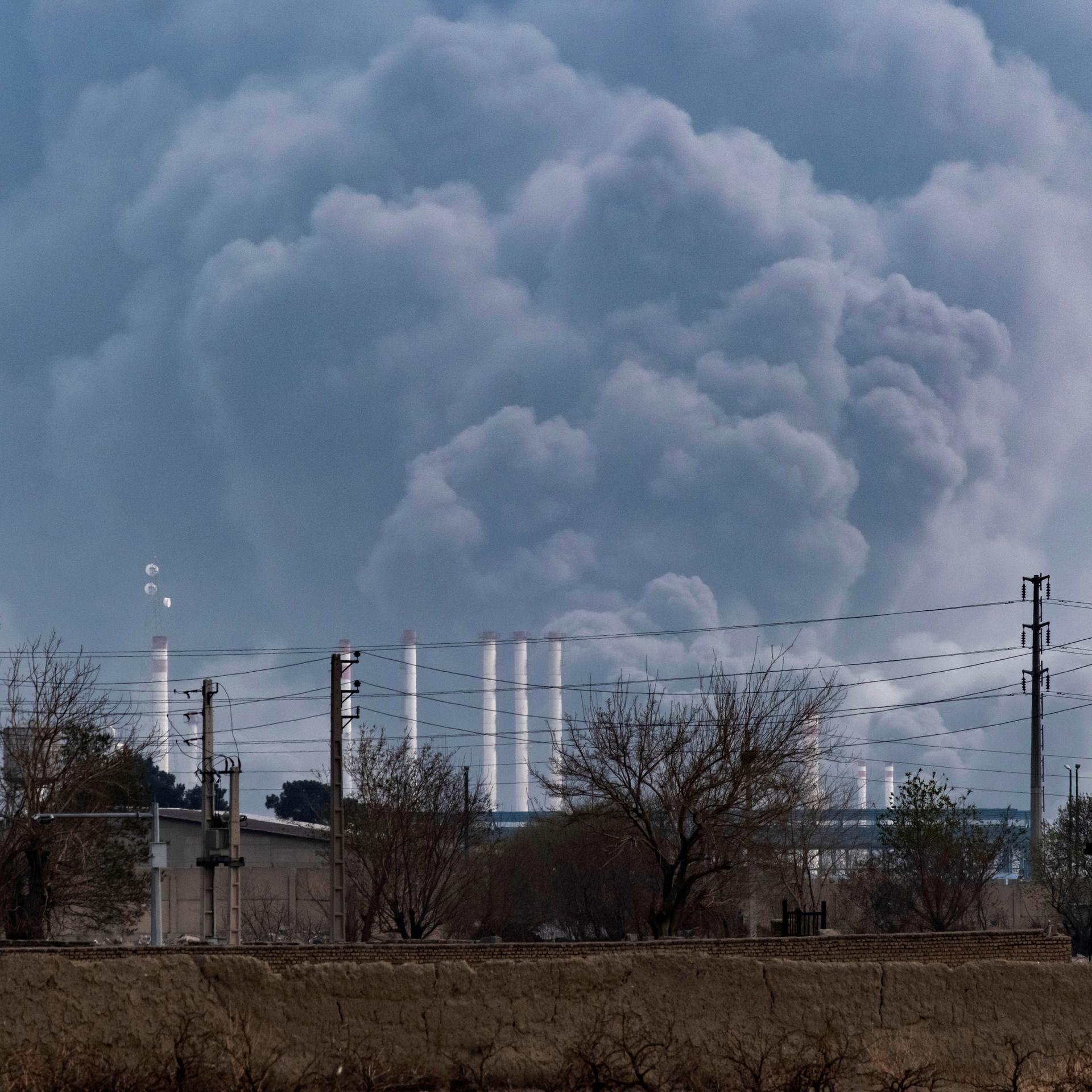 Dunkler Rauch steigt aus einem Öllager im Westen Teherans auf.