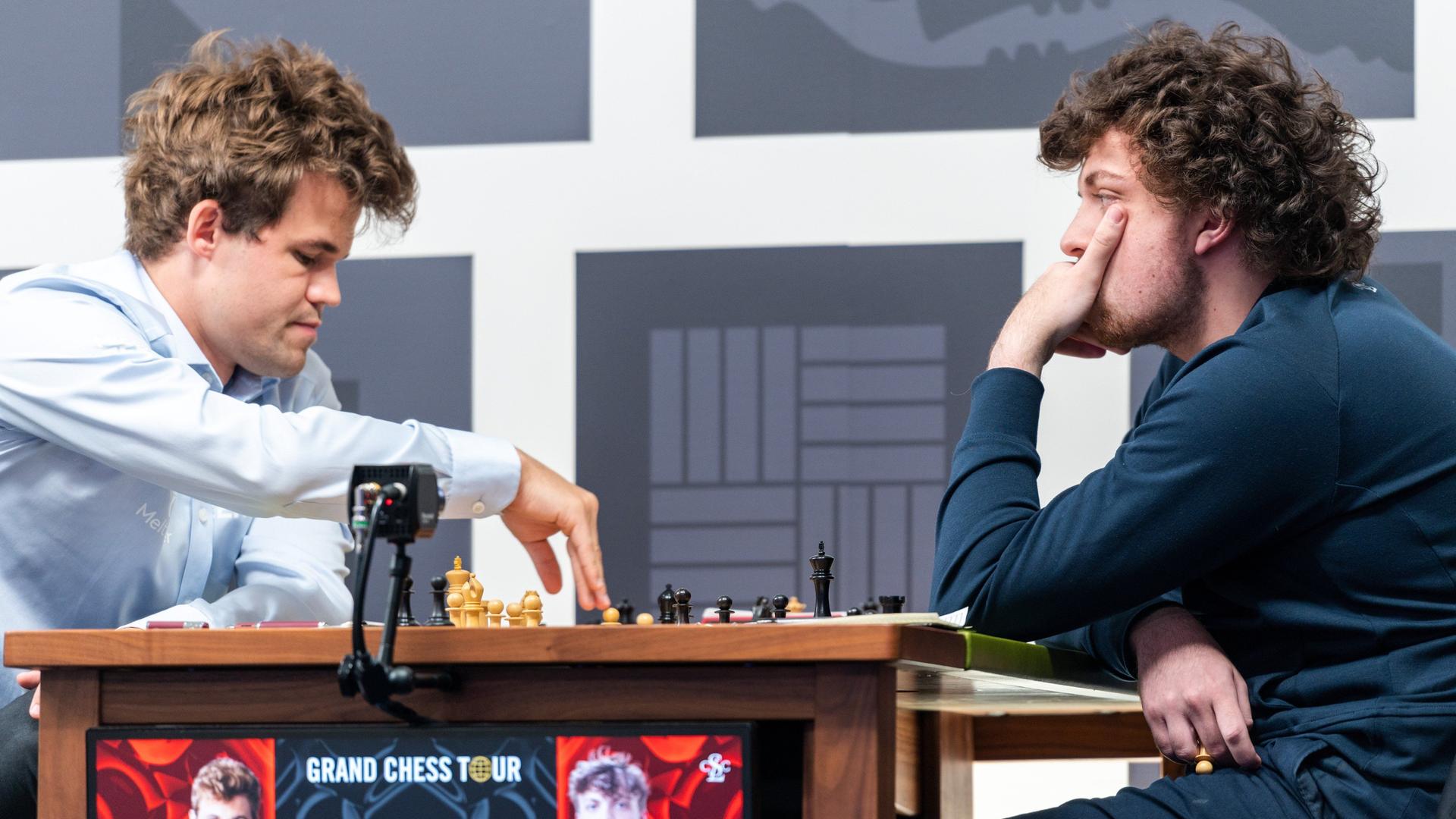 Magnus Carlsen (links) und Hans Niemann