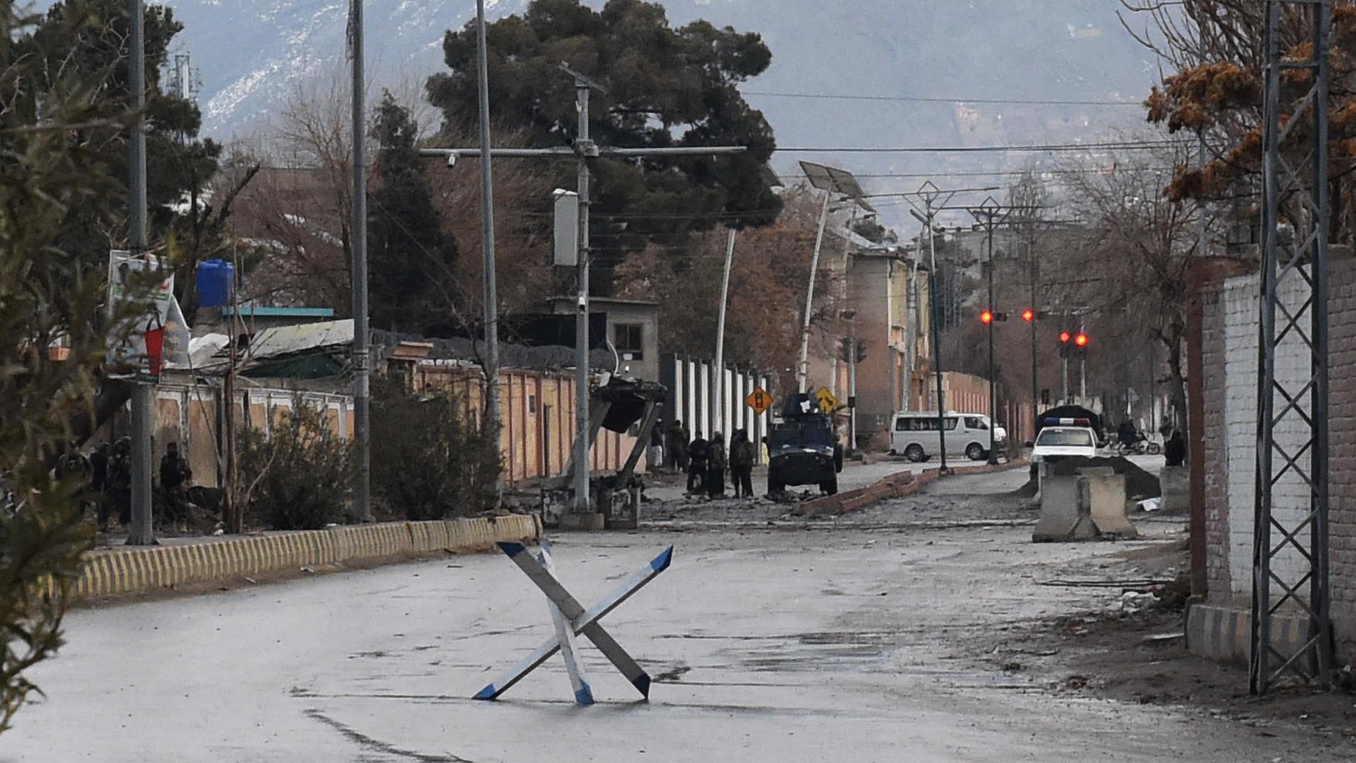 Eine abgesperrte Straße in Quetta im Südwesten Pakistans, im Hintergrund sind Militärfahrzeuge zu sehen. Eine abgesperrte Straße in Quetta im Südwesten Pakistans, im Hintergrund sind Militärfahrzeuge zu sehen.