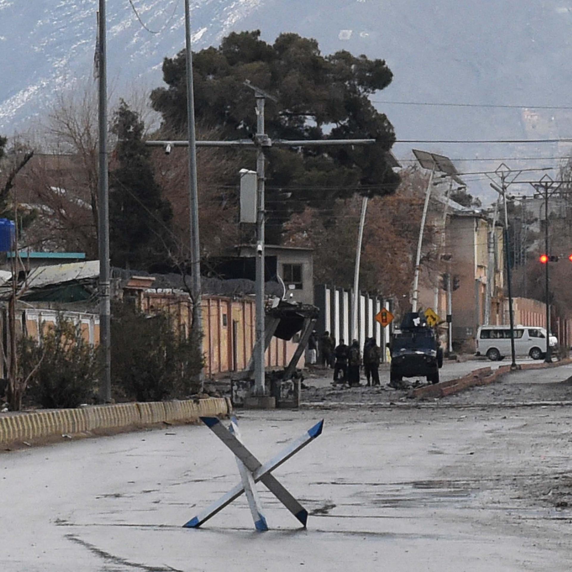 Eine abgesperrte Straße in Quetta im Südwesten Pakistans, im Hintergrund sind Militärfahrzeuge zu sehen.