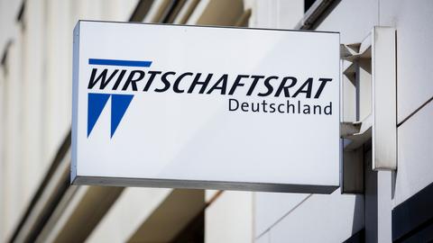 Schild mit der Aufschrift "Wirtschaftsrat Deutschland", aufgenommen in Berlin-Mitte. 