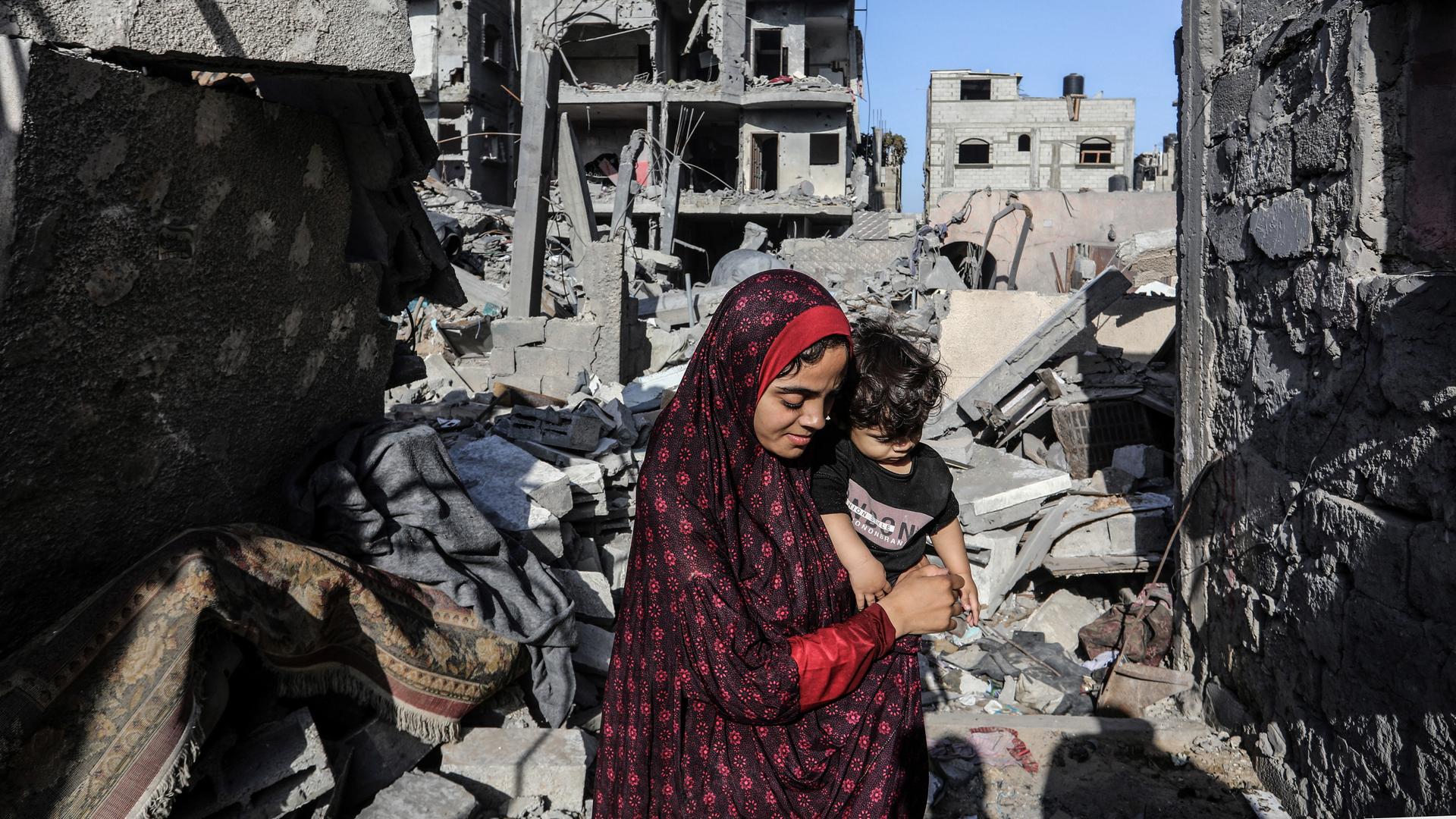 Die Palästinenserin Siham Rabaya steht in den Trümmern ihres zerstörten Hauses nach israelischen Luftangriffen im Lager Shaboura im Zentrum der Stadt Rafah im südlichen Gazastreifen, 4.11.2023