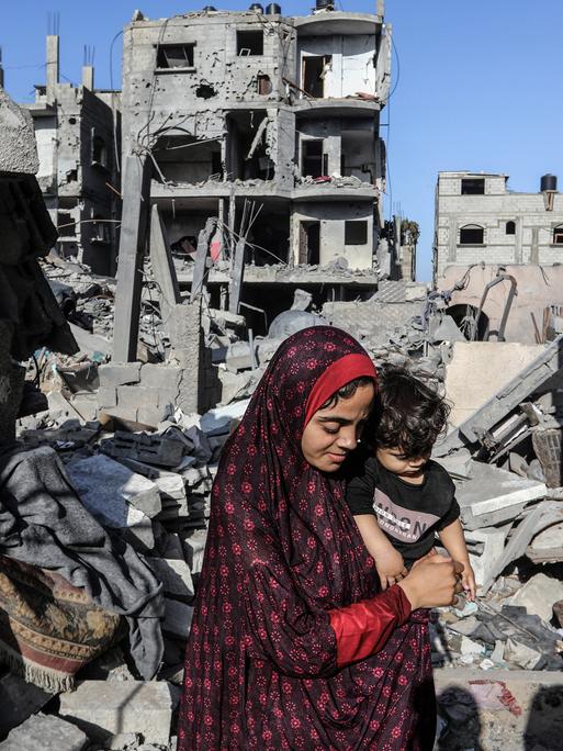 Die Palästinenserin Siham Rabaya steht in den Trümmern ihres zerstörten Hauses nach israelischen Luftangriffen im Lager Shaboura im Zentrum der Stadt Rafah im südlichen Gazastreifen, 4.11.2023