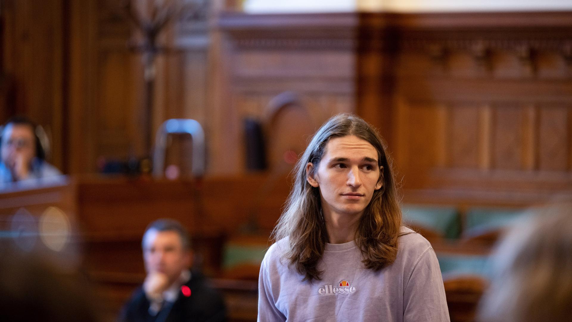 Maja T. kommt in den Gerichtssaal, wo über den Antrag auf Haftentlassung entschieden werden soll. 