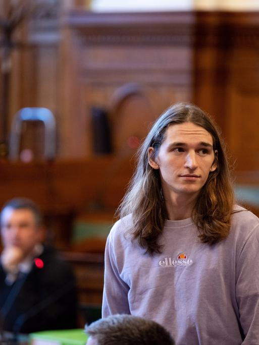 Maja T. kommt in den Gerichtssaal, wo über den Antrag auf Haftentlassung entschieden werden soll. 