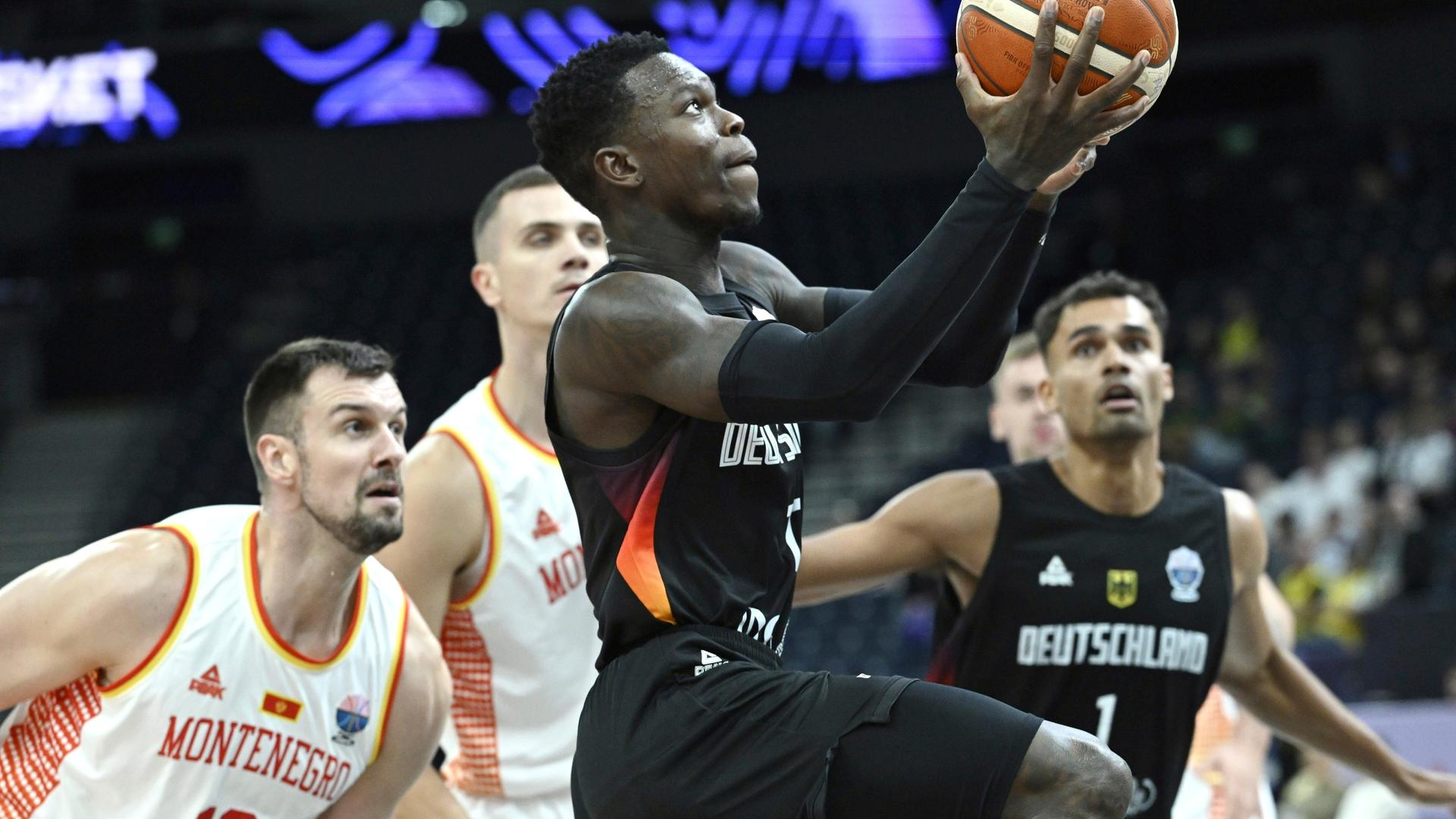 Dennis Schröder setzt zu einem Korbwurf an, hinter ihm stehen noch drei Spieler. Dennis Schröder setzt zu einem Korbwurf an, hinter ihm stehen noch drei Spieler.