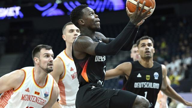 Basketball-Spieler Dennis Schröder mit einem Ball in der Hand