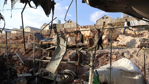 Das Bild zeigt Zerstörungen im Flüchtlingslager Maram in der Region Idlib, die von Angriffen des syrischen Regimes verursacht worden sein sollen.