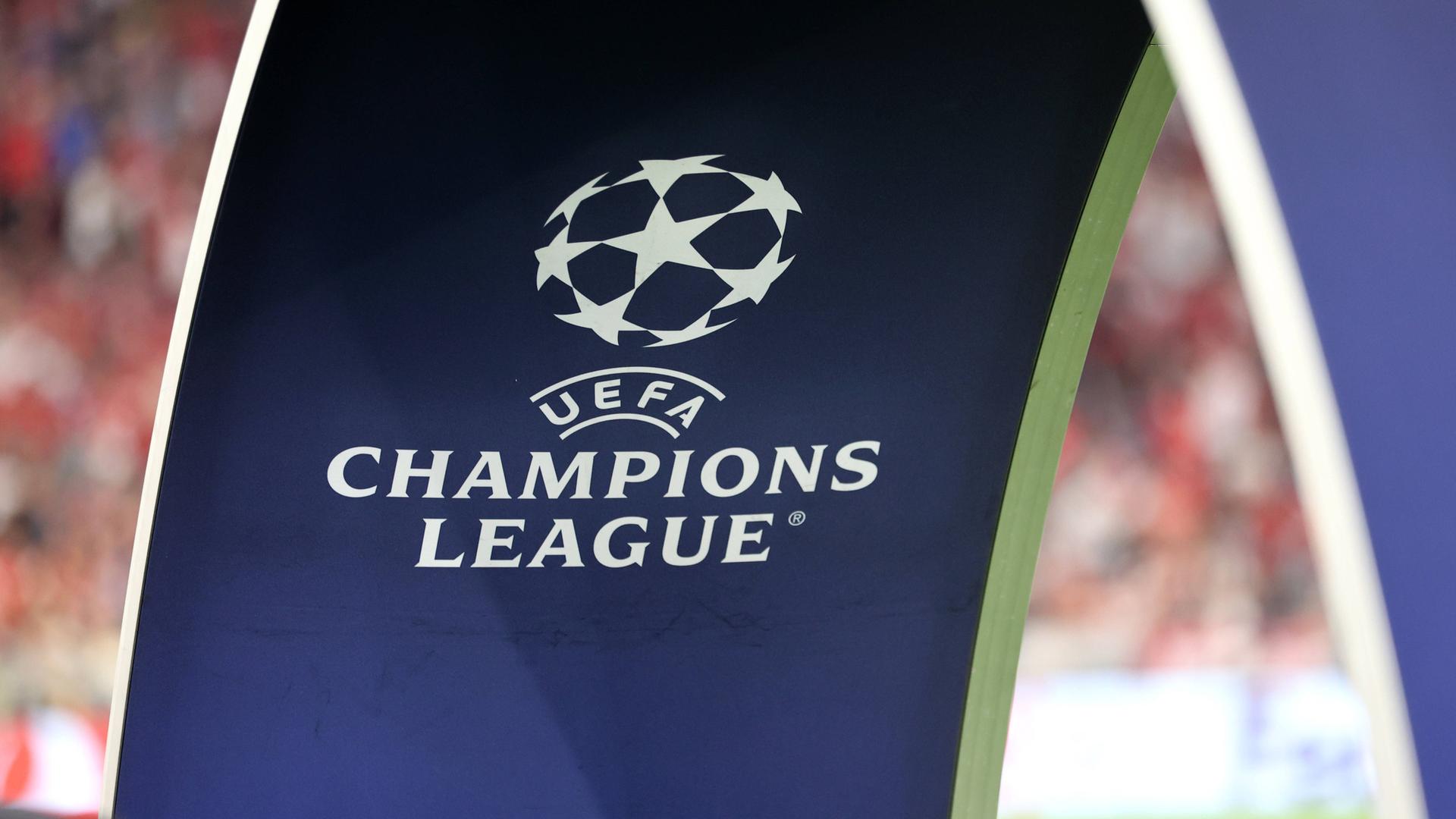 Zu sehen ist ein Stück des blauen Bogens, durch den Spieler bei Champions League-Spielen einlaufen, mittig ist das Logo der UEFA Champions League.