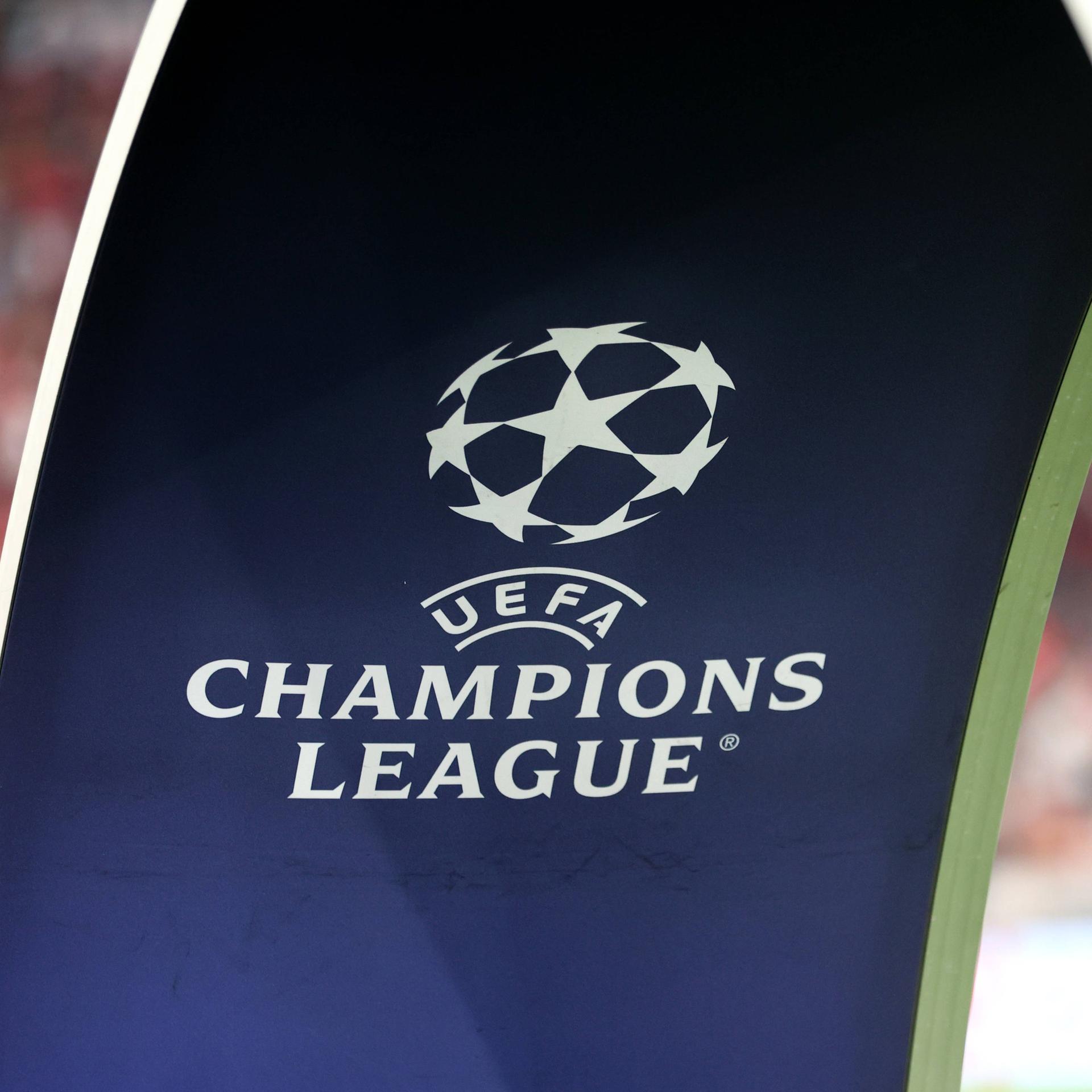 Zu sehen ist ein Stück des blauen Bogens, durch den Spieler bei Champions League-Spielen einlaufen, mittig ist das Logo der UEFA Champions League.