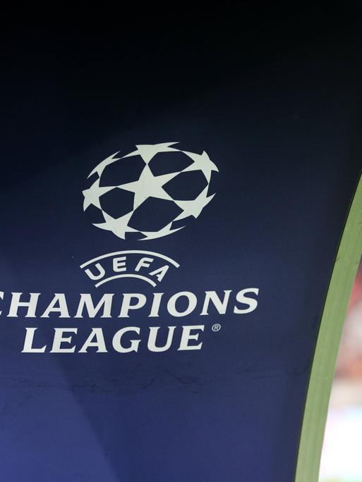 Zu sehen ist ein Stück des blauen Bogens, durch den Spieler bei Champions League-Spielen einlaufen, mittig ist das Logo der UEFA Champions League.