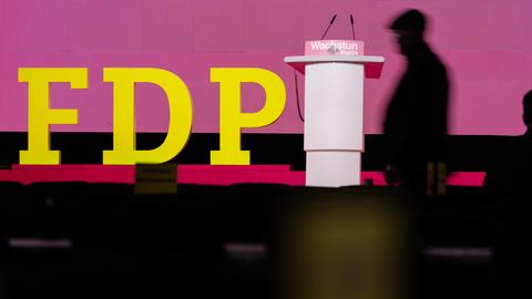 Blick auf FDP-Schriftzug und Rednerpult auf dem Bundesparteitag der Freien Demokraten in Berlin.