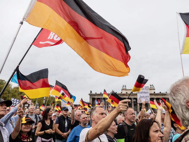 Anhänger der AfD (Alternative für Deutschland) schwenken am 3. Oktober 2023, dem Tag der Deutschen Einheit, Deutschlandfahnen vor dem Berliner Dom. 