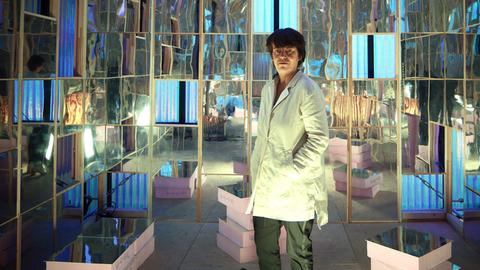 Amelie Deuflhard, Intendantin von Kampnagel Hamburg vor spiegelnden Wänden. 